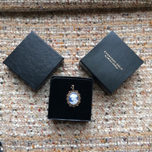 Michael Anthony Cameo Pendant 14K Gold - Picture 5 of 8